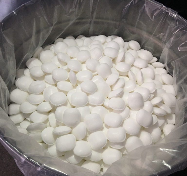 Sodium cyanide briquettes for gold leaching