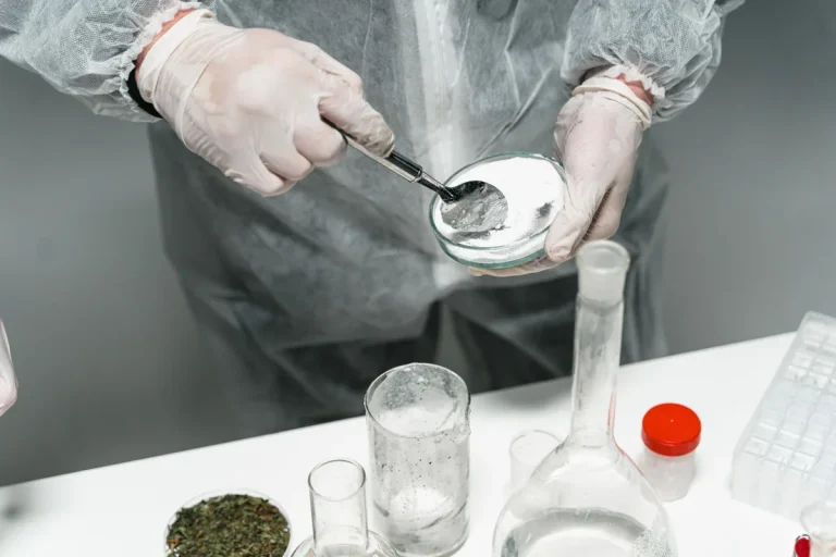 How to make anhydrous borax in laboratory